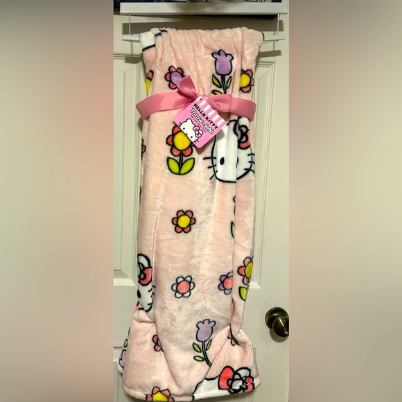Hello Kitty Plush Blanket - Picture 1 of 3